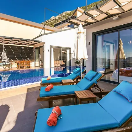 2 Bedroom Seaview With Private Heated Pool